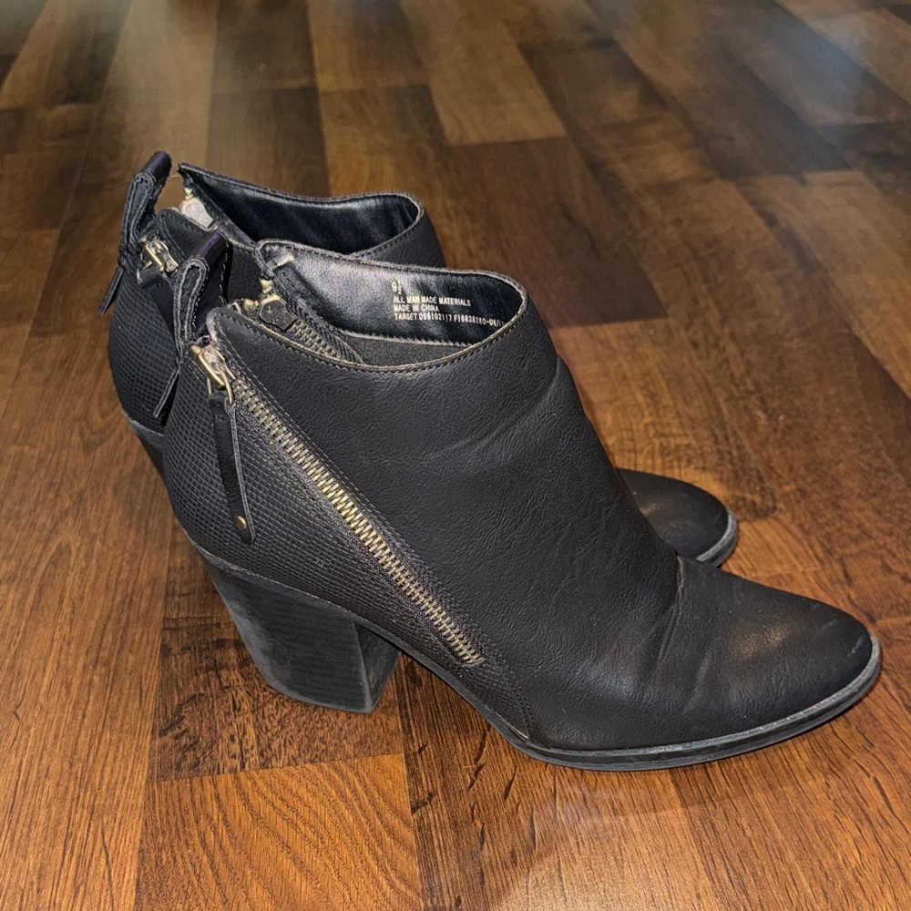 Dolce Vita Zip Ankle Booties for Women (size 9.5)
